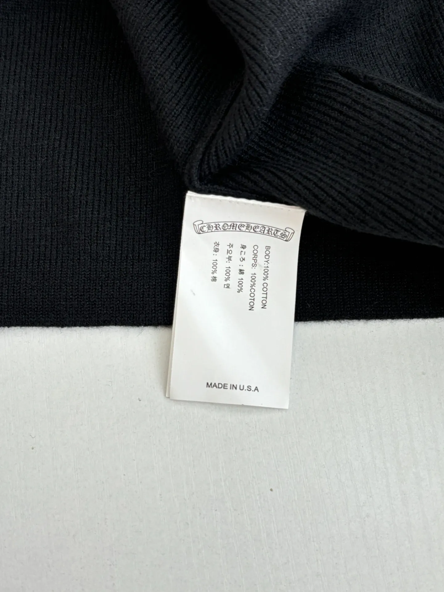 P630 Chrome Hert*/Chrome Heart 25SS Ch wool-spliced ​​leather Sanskrit embroidered knitted cardigan. The wool yarn is made of 26-count double-ply high-proportion Merino wool. The flat machine is knitted by Stor 352 imported from Germany. The back, collar and placket are cut and cut with genuine sheepskin. The embroidery is printed multiple times according to the original version using an imported machine. The mold opening hardware is aged and oxidized. Size: S/M/L